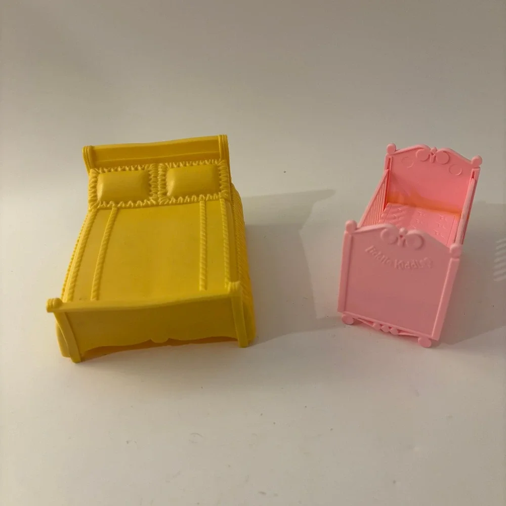 VTG Marx Yellow Sleigh Bed & Mattel Liddle Kiddle Pink Crib Nursery Lot